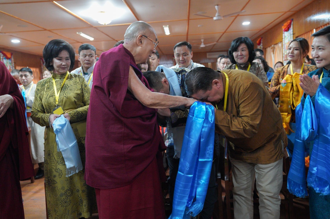 Su Santidad el Dalái Lama saluda a los miembros de un grupo de jóvenes profesionales de Mongolia cuando llega a su reunión en su residencia de Dharamsala, HP, India, el 25 de marzo de 2019. Foto de Tenzin Choejor