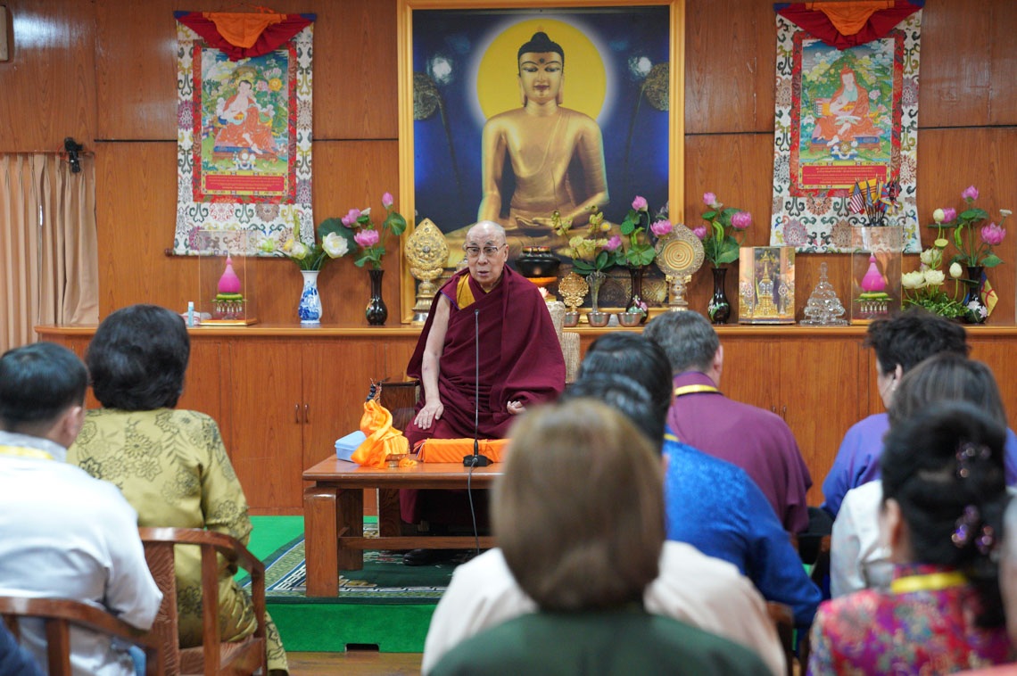 Su Santidad el Dalái Lama hablando con un grupo de jóvenes profesionales de Mongolia en su residencia de Dharamsala, HP, India, el 25 de marzo de 2019. Foto de Tenzin Choejor