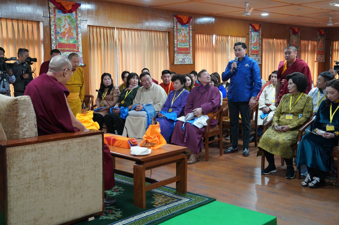 Un miembro de la audiencia hizo una pregunta a Su Santidad el Dalái Lama durante el encuentro con jóvenes profesionales de Mongolia en su residencia de Dharamsala, HP, India, el 25 de marzo de 2019. Foto de Tenzin Choejor