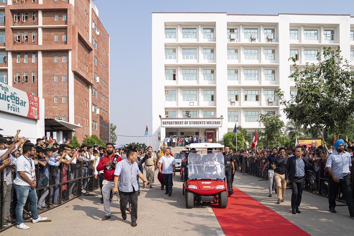 Su Santidad el Dalái Lama montado en un buggy eléctrico se dirige al anfiteatro para su charla en la Universidad de Chandigarh en Chandigarh, India, el 15 de octubre de 2019. Foto de Tenzin Choejor