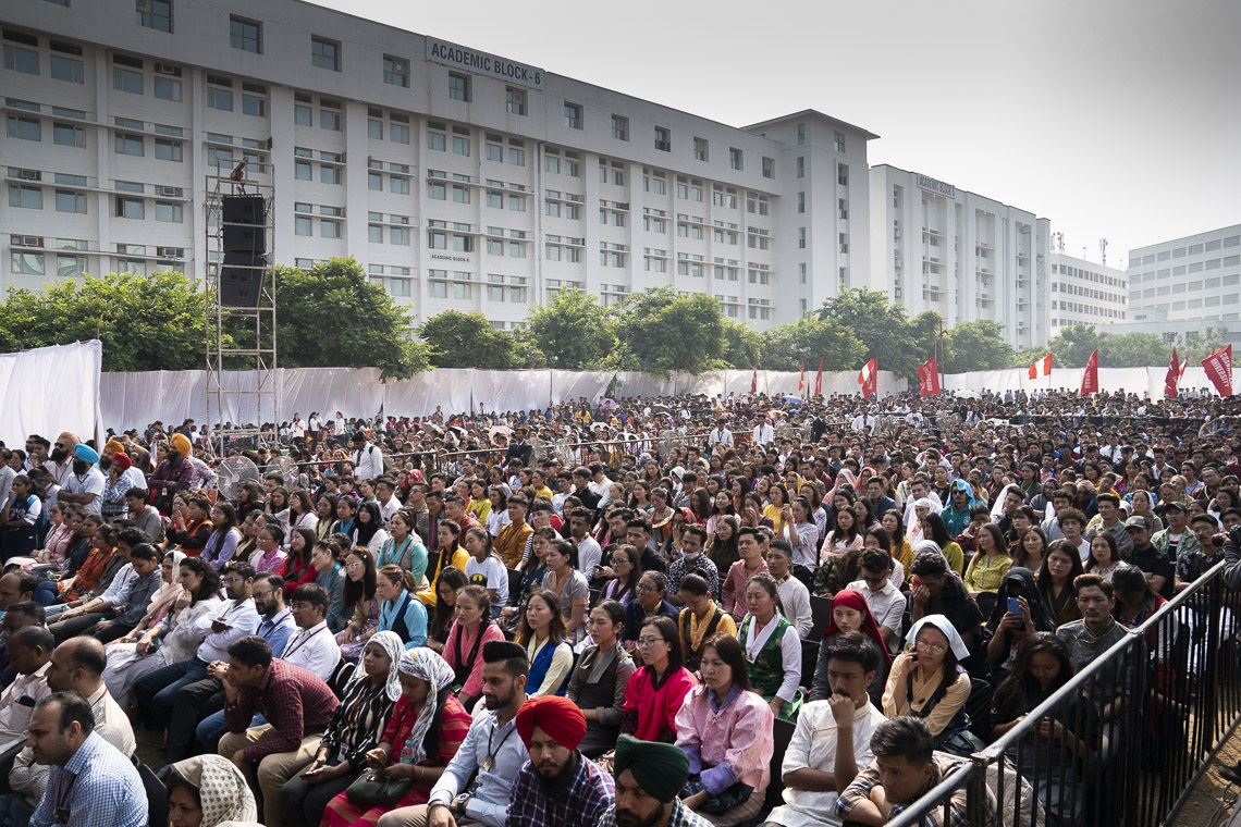 Gran parte de las más de 4.000 personas, en su mayoría estudiantes, escucharon a Su Santidad el Dalái Lama en la Universidad de Chandigarh en Chandigarh, India, el 15 de octubre de 2019. Foto de Tenzin Choejor
