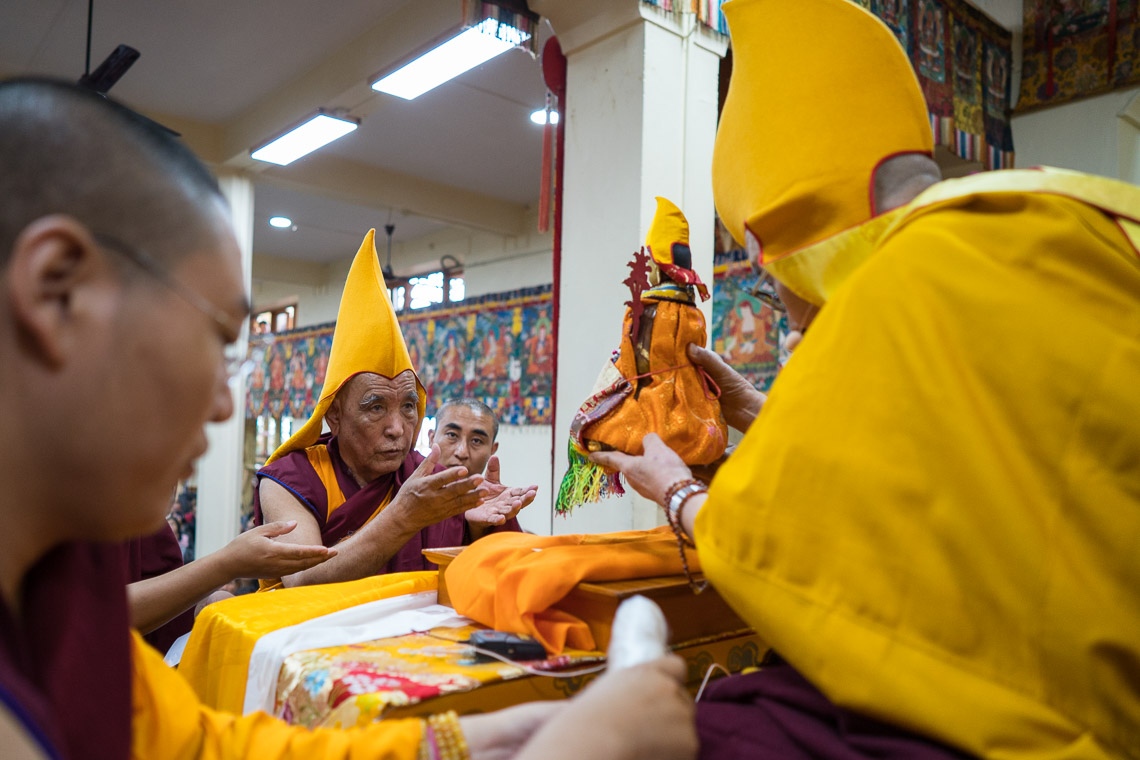 Su Santidad el Dalái Lama con el nuevo Ganden Tripa antes del comienzo de sus enseñanzas en el Tsuglagkang en Dharamsala, HP, India, el 29 de agosto de 2017. Foto de Tenzin Choejor/OHHDL