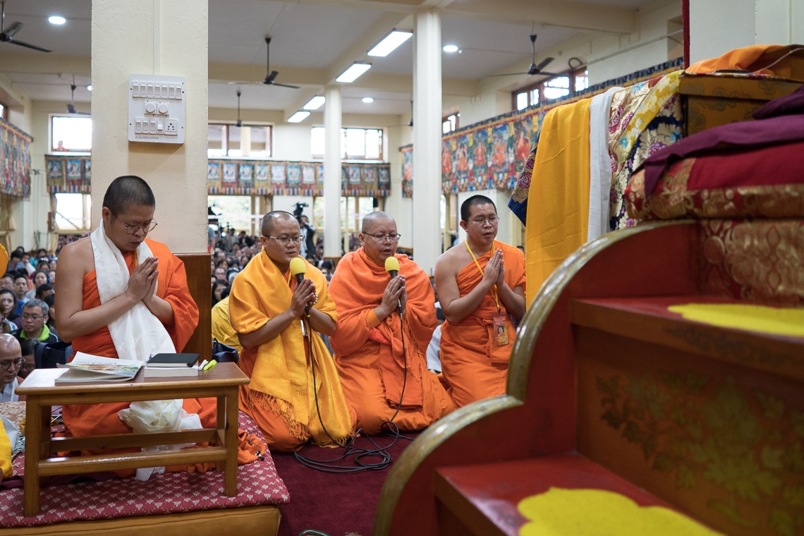 Monjes tailandeses recitando el «Mangala Sutta» en Pali al comienzo de las enseñanzas de Su Santidad el Dalái Lama en el Tsuglagkang de Dharamsala, HP, India, el 29 de agosto de 2017. Foto de Tenzin Choejor/OHHDL