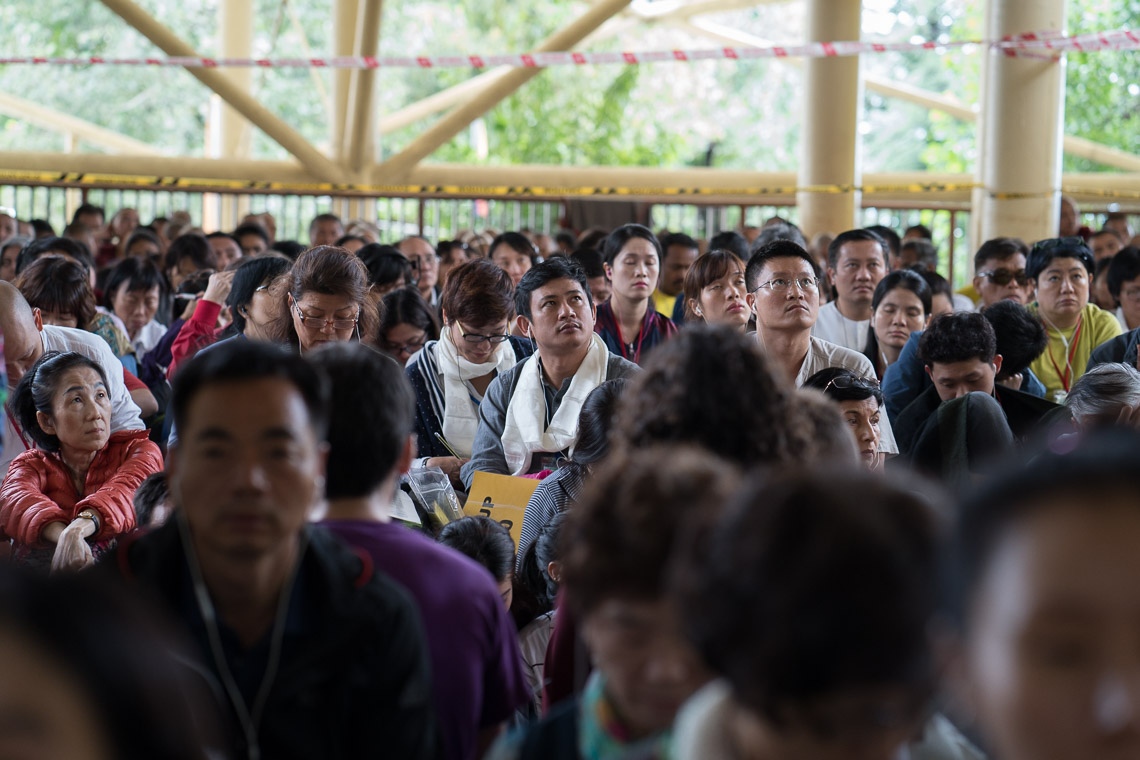 Algunas de las más de 8.000 personas que asistieron al primer día de las enseñanzas de Su Santidad el Dalái Lama en el Tsuglagkang en Dharamsala, HP, India, el 29 de agosto de 2017. Foto de Tenzin Choejor/OHHDL 