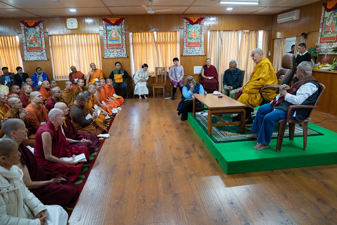 Su Santidad el Dalái Lama hablando a los miembros de la Red Internacional de Budistas Comprometidos en su residencia de Dharamsala, HP, India, el 21 de octubre de 2019. Foto de Tenzin Choejor