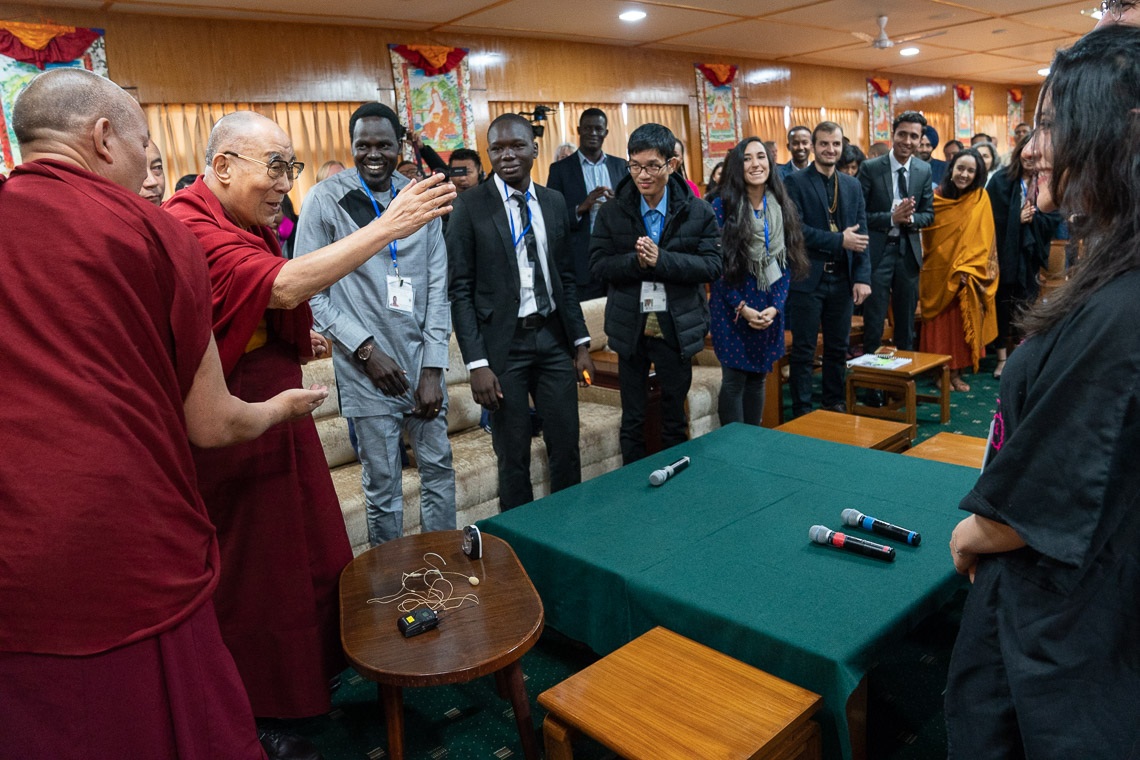  Su Santidad el Dalái Lama saluda a los jóvenes de los países afectados por el conflicto cuando llega para conversar en su residencia de Dharamsala, HP, India, el 23 de octubre de 2019. Foto de Tenzin Choejor