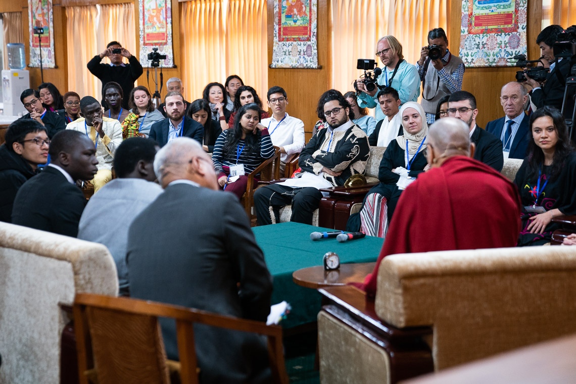 Su Santidad el Dalái Lama y líderes juveniles de 11 países afectados por el conflicto discutieron sobre cómo hacer posible la paz el primer día de su conversación en su residencia de Dharamsala, HP, India, el 23 de octubre de 2019. Foto de Tenzin Choejor