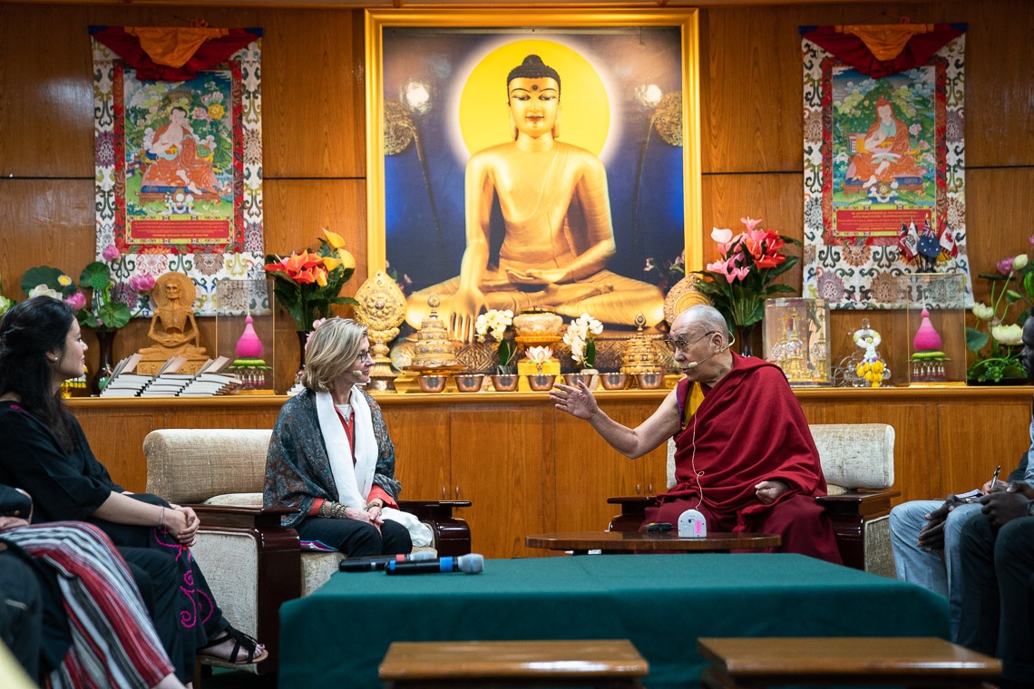 Su Santidad el Dalái Lama explicando un punto a Nancy Lindborg, Presidenta del Instituto de la Paz de los Estados Unidos, organizadora de la conversación con jóvenes promotores de la paz en su residencia de Dharamsala, HP, India, el 23 de octubre de 2019. Foto de Tenzin Choejor