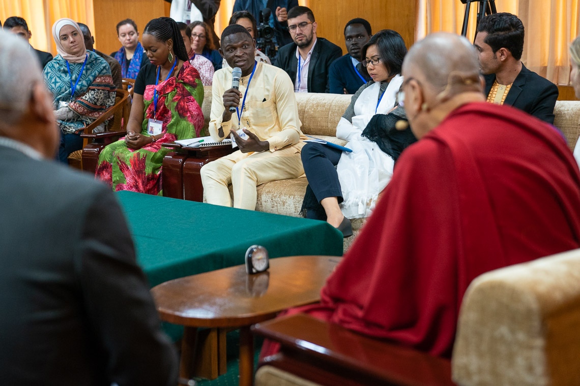 Su Santidad el Dalái Lama escuchando una pregunta de uno de los líderes juveniles en el segundo día de la conversación con jóvenes promotores de la paz en su residencia de Dharamsala, HP, India, el 24 de octubre de 2019. Foto de Tenzin Choejor