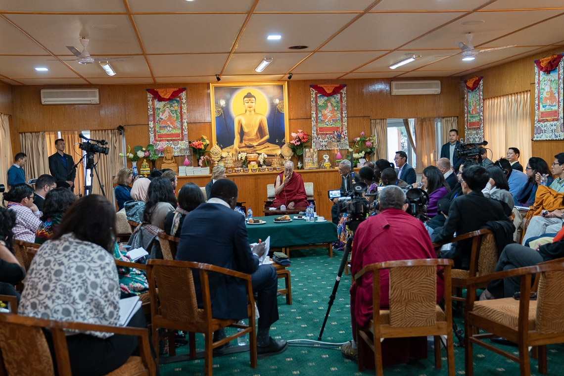 Vista de la sala en el segundo día de la conversación de Su Santidad el Dalái Lama con jóvenes promotores de la paz organizada por el Instituto de la Paz de los Estados Unidos en su residencia de Dharamsala, HP, India, el 24 de octubre de 2019. Foto de Tenzin Choejor