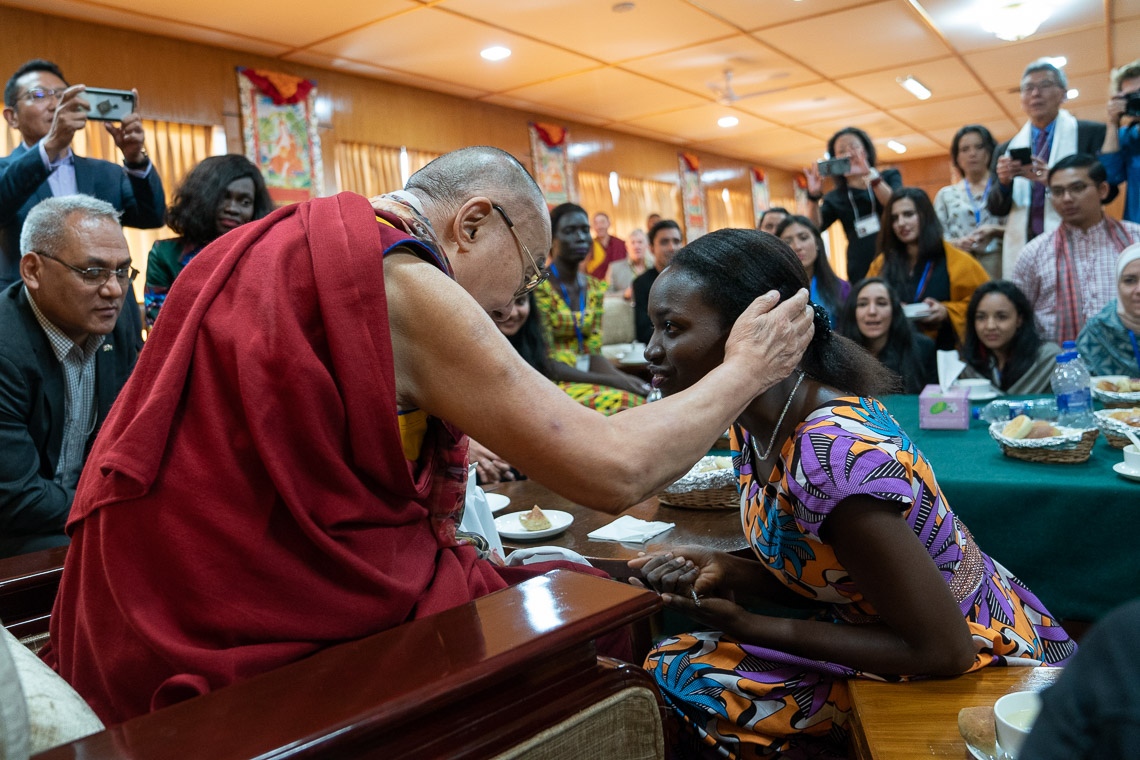 Su Santidad el Dalái Lama agradece a una joven por participar en la conversación con jóvenes promotores de la paz organizada por el Instituto de la Paz de los Estados Unidos en su residencia de Dharamsala, HP, India, el 24 de octubre de 2019. Foto de Tenzin Choejor