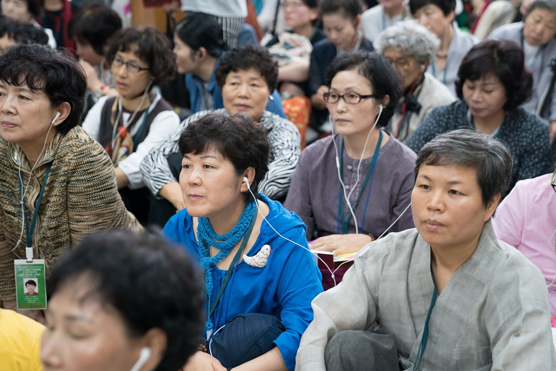 Algunos de los asistentes escuchando las traducciones en la radio FM durante el segundo día de las enseñanzas de Su Santidad el Dalái Lama para los discípulos del sudeste asiático en el Tsuglagkhang en Dharamsala, HP, India, el 30 de agosto de 2017. Fotografía de Ven Lobsang Kunga/OHHDL