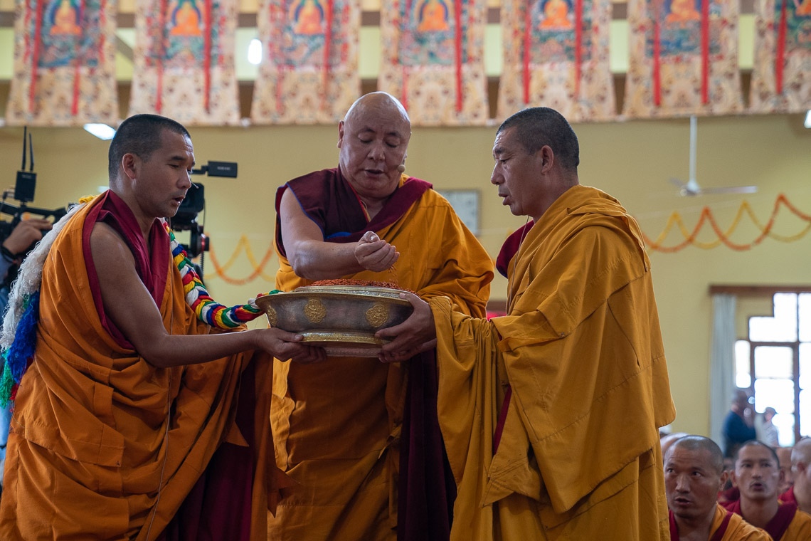 El Maestro de Canto haciendo una ofrenda de mandala durante la Ofrenda de Larga Vida por Su Santidad el Dalái Lama en el Colegio Tántrico Gyutö en Dharamsala, HP, India el 2 de noviembre de 2019. Foto de Tenzin Choejor