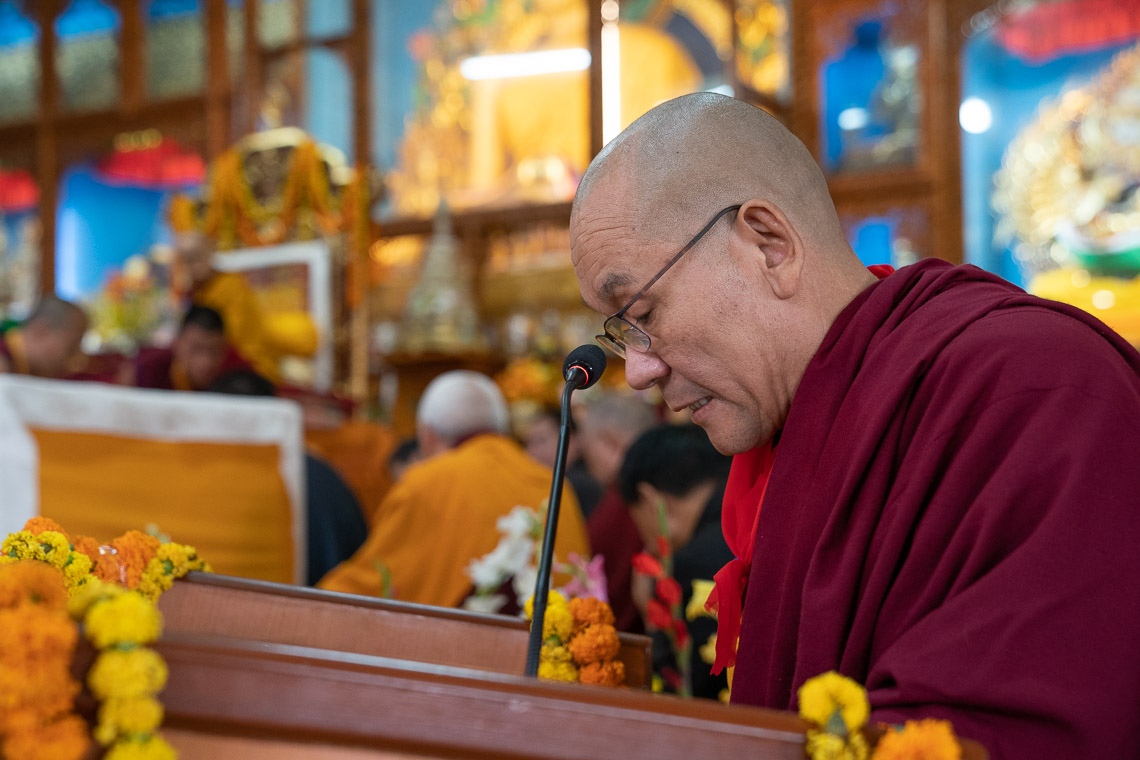 El Abad de la Facultad Tántrica de Gyuto pronunciando su discurso en el 600 Aniversario de las celebraciones del nacimiento del Fundador del Monasterio de Gyutö en Dharamsala, HP, India, el 2 de noviembre de 2019. Foto de Tenzin Choejor