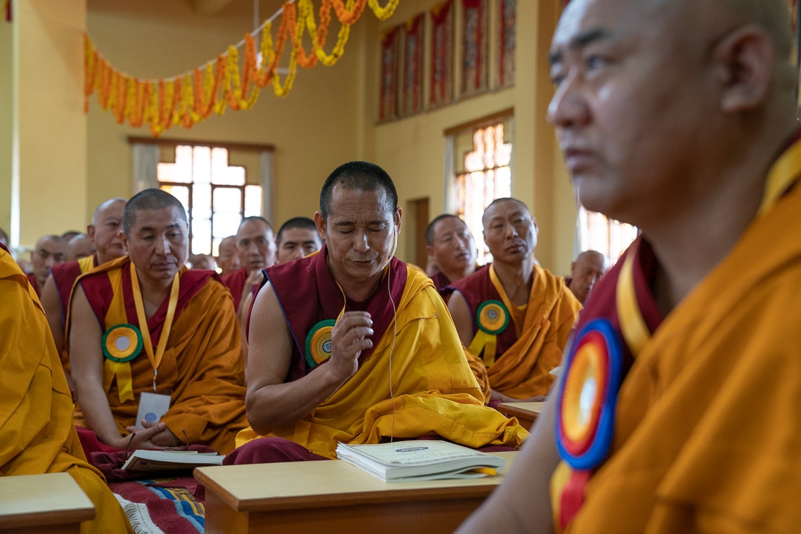 Un académico que participa en el debate sobre el comentario de Gyuchen Kunga Dhondup sobre Guhyasamaja, inaugura con su discurso la conferencia de tres días en la Universidad Tántrica de Gyutö en Dharamsala, HP, India, el 2 de noviembre de 2019. Foto de Tenzin Choejor