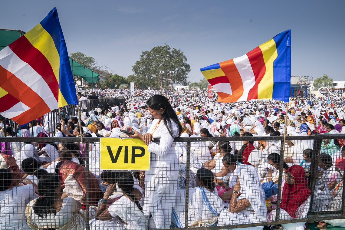 Algunas de las más de 50.000 personas que escucharon a Su Santidad el Dalái Lama en el estadio del PES College of Physical Education en Aurangabad, Maharashtra, India, el 24 de noviembre de 2019. Foto de Tenzin Choejor