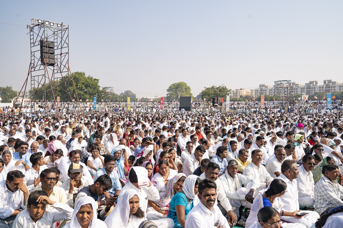 Algunas de las más de 50.000 personas que escucharon a Su Santidad el Dalái Lama en el estadio del PES College of Physical Education en Aurangabad, Maharashtra, India, el 24 de noviembre de 2019. Foto de Tenzin Choejor
