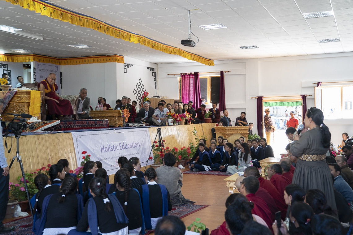Una persona del público haciendo una pregunta a Su Santidad el Dalái Lama durante su charla en el Eliezer Joldan Memorial College en Leh, Ladakh, J&K, India el 2 de agosto de 2018. Foto de Tenzin Choejor