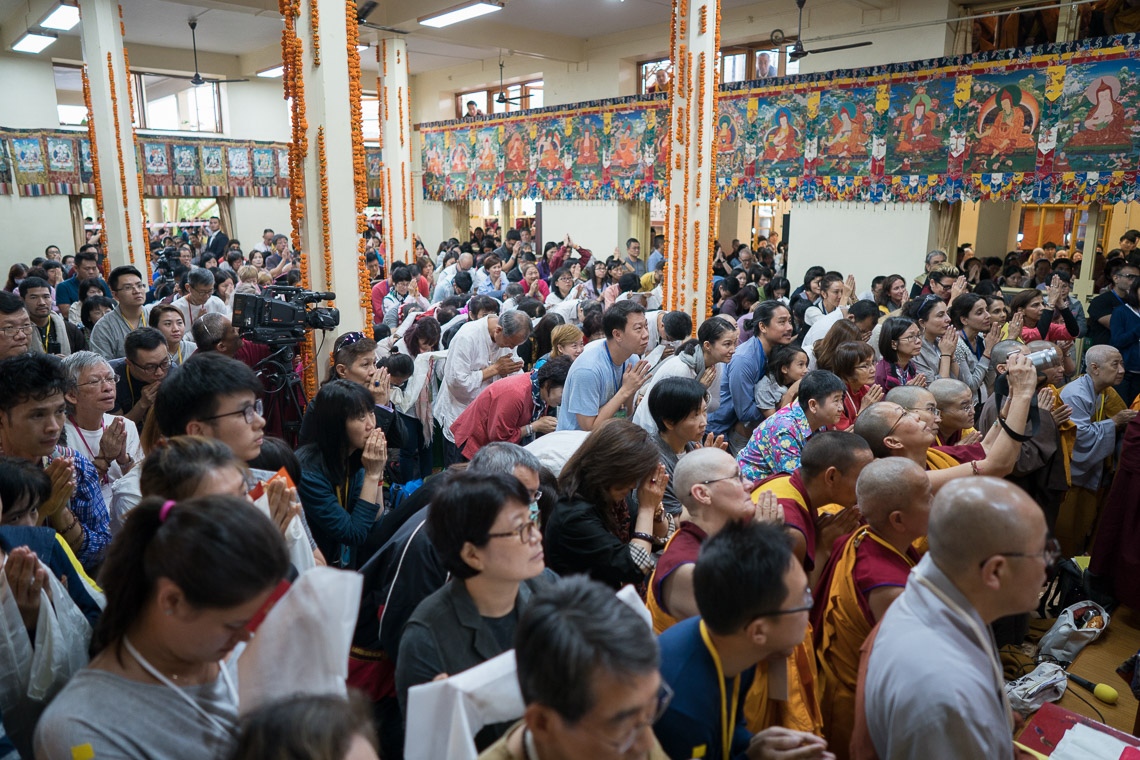 Algunos de los asistentes escuchando a Su Santidad el Dalái Lama en el último día de sus enseñanzas para los discípulos del sudeste asiático en el Tsuglagkhang en Dharamsala, HP, India, el 1 de septiembre de 2017. Foto de Tenzin Choejor/OHHDL 