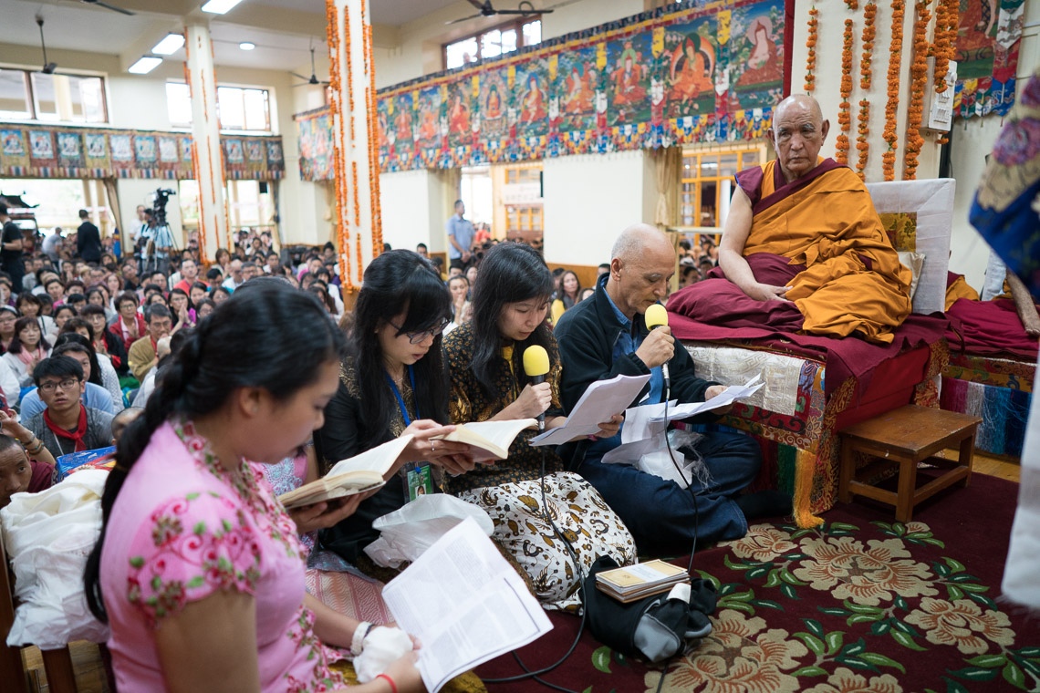 Un grupo de laicos recitando el Sutra del Corazón en indonesio al comienzo del último día de las enseñanzas de Su Santidad el Dalái Lama para los discípulos del sudeste asiático en el Tsuglagkhang en Dharamsala, HP, India, el 1 de septiembre de 2017. Foto de Tenzin Choejor/OHHDL