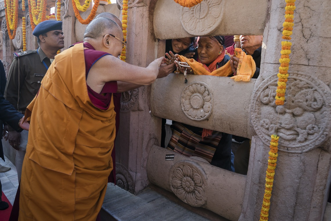 Su Santidad el Dalái Lama saluda a los peregrinos durante su visita a la Estupa Mahabodhi en Bodhgaya, Bihar, India el 28 de enero de 2018. Foto de Tenzin Choejor