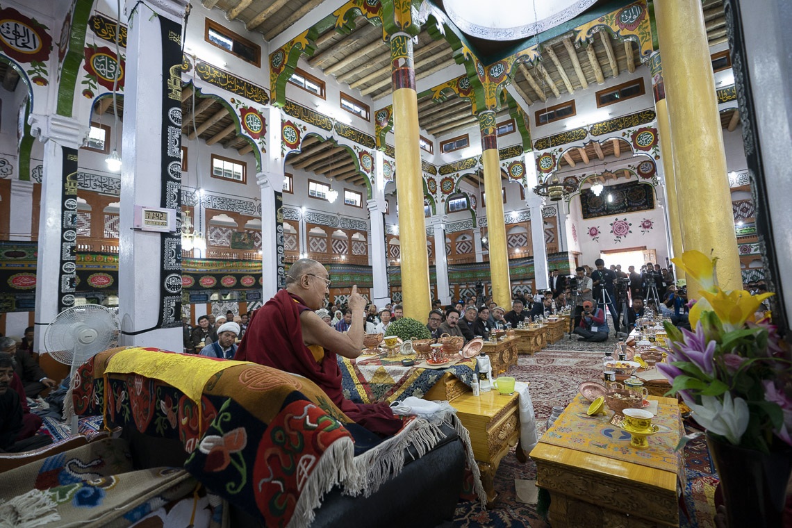 Su Santidad el Dalái Lama hablando en la Mezquita del Imán Barga en Chushot Yokma, Leh, Ladakh, J&K, India el 2 de agosto de 2018. Foto de Tenzin Choejor