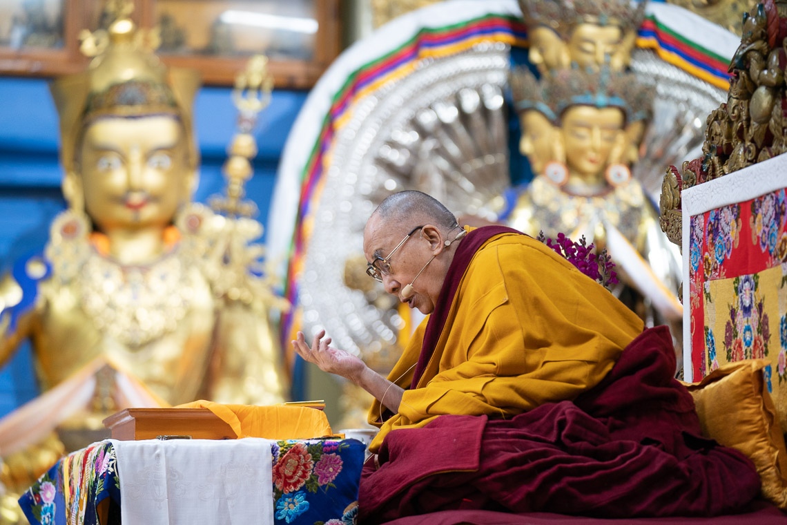 Su Santidad el Dalái Lama leyendo de la Esencia del Camino Medio de Bhavaviveka en el primer día de sus enseñanzas en el Templo Principal Tibetano en Dharamsala, HP, India el 20 de febrero de 2019. Foto de Tenzin Choejor