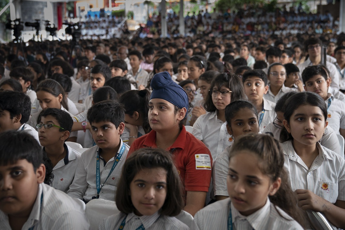 Algunos de los 2.400 estudiantes de 84 escuelas escuchando a Su Santidad el Dalái Lama durante su charla en la Escuela Shri Ram de Nueva Delhi, India, el 20 de septiembre de 2019. Foto de Tenzin Choejor