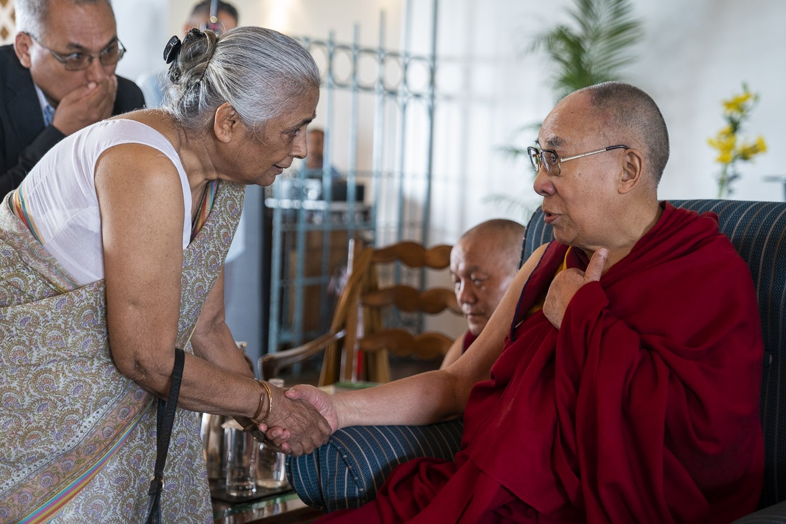  Su Santidad el Dalái Lama saluda a un miembro de la audiencia antes de su charla con intelectuales, académicos y diplomáticos en Nueva Delhi, India, el 21 de septiembre de 2019. Foto de Tenzin Choejor