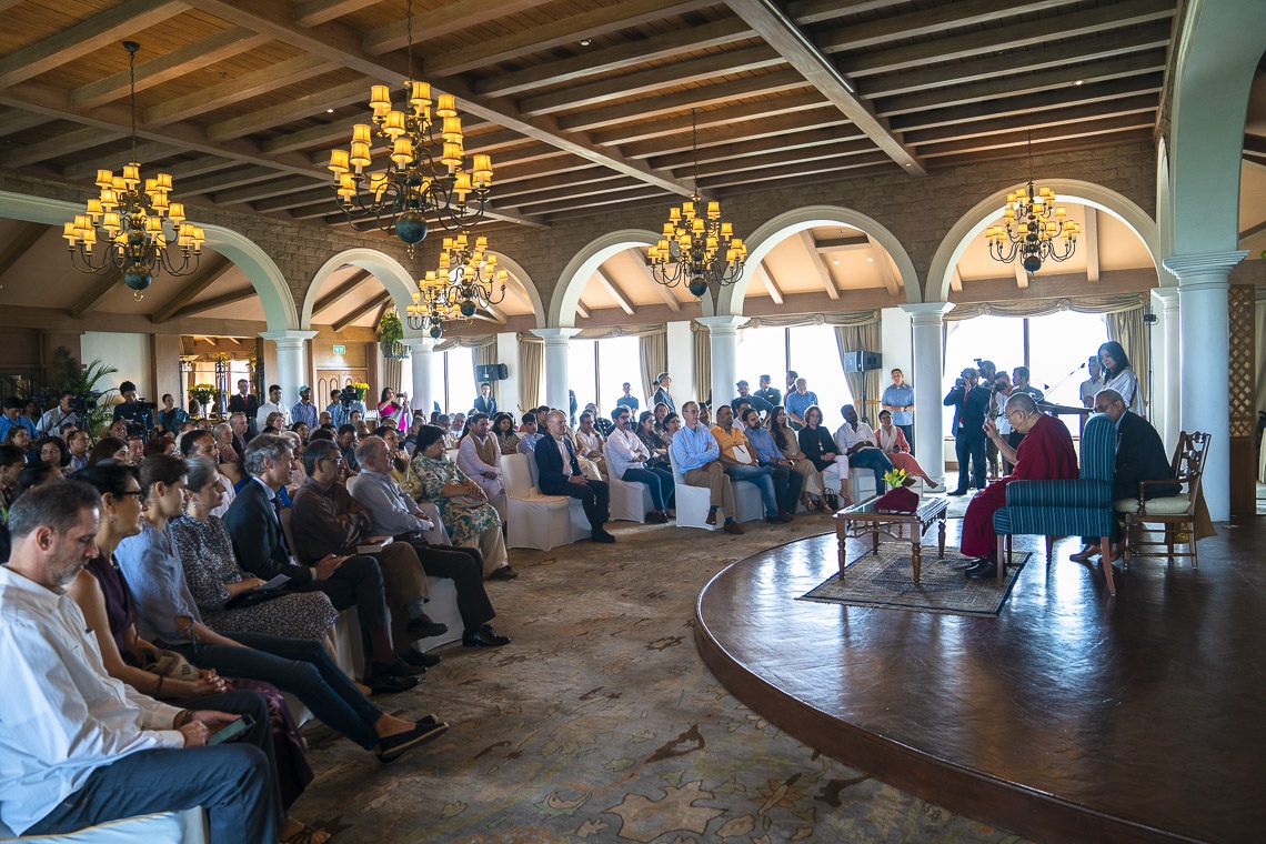 Su Santidad el Dalái Lama responde a las preguntas de la audiencia durante su reunión con intelectuales, académicos y diplomáticos en el Hotel Taj en Nueva Delhi, India, el 21 de septiembre de 2019. Foto de Tenzin Choejor