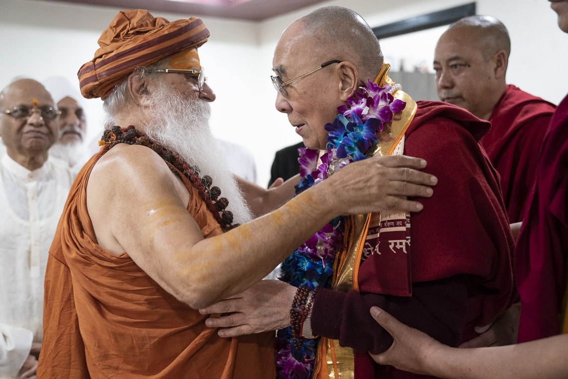 Su Santidad el Dalái Lama saludando a Swami Karshni Gurusharanandaji Maharaja a su llegada al Sri Udasin Karshni Ashram en Mathura, UP, India el 22 de septiembre de 2019. Foto de Tenzin Choejor