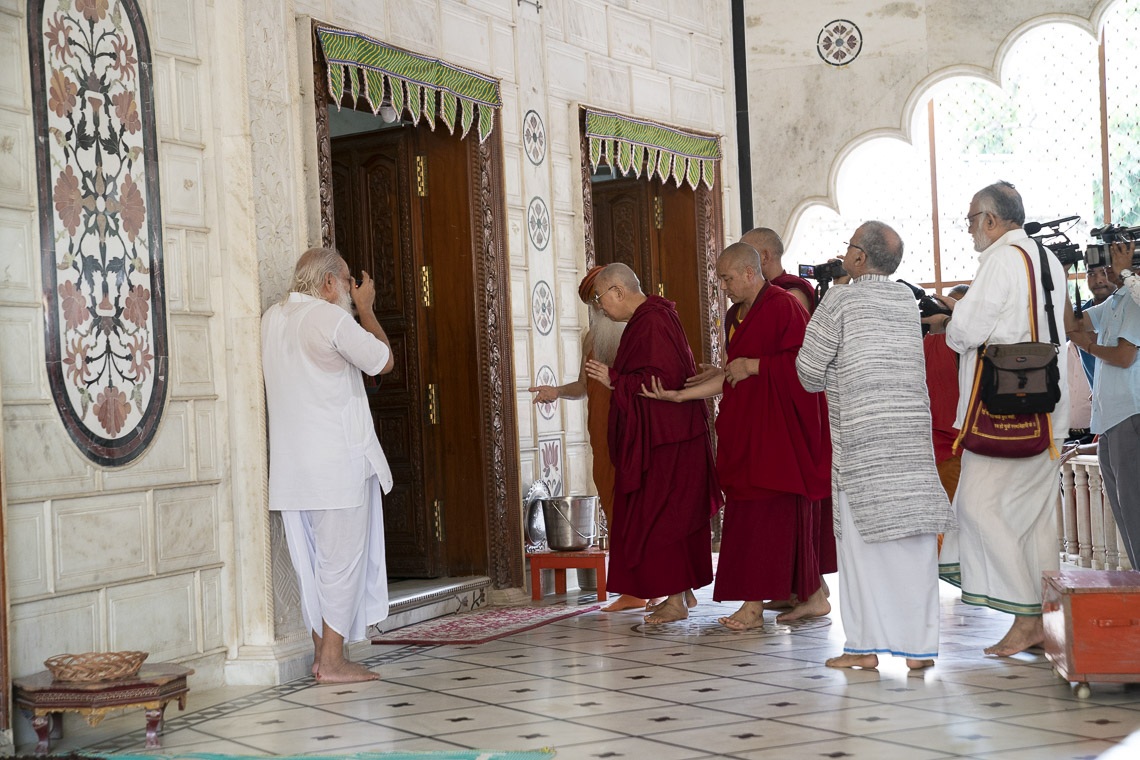 Su Santidad el Dalái Lama rindiendo sus respetos en el templo principal de Krishna en el Sri Udasin Karshni Ashram en Mathura, UP, India el 22 de septiembre de 2019. Foto de Tenzin Choejor