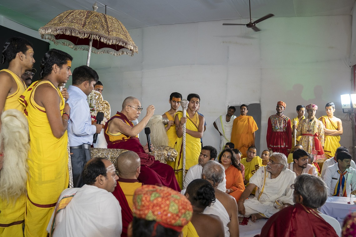Su Santidad el Dalái Lama dirigiéndose a la reunión en el Sri Udasin Karshni Ashram en Mathura, UP, India el 22 de septiembre de 2019. Foto de Tenzin Choejor