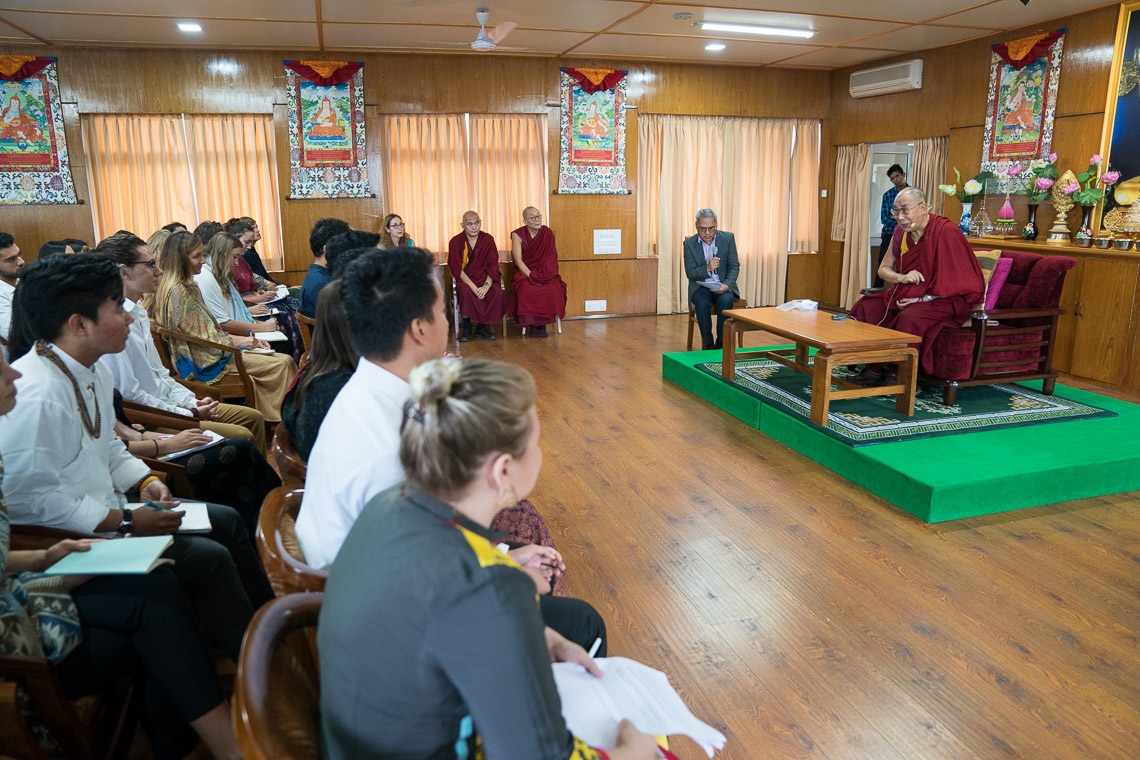 Su Santidad el Dalái Lama hablando con grupos de Mumbai y de la Universidad de California San Diego en su residencia de Dharmasla, HP, India, el 6 de septiembre de 2017. Foto de Tenzin Choejor/OHHDL 