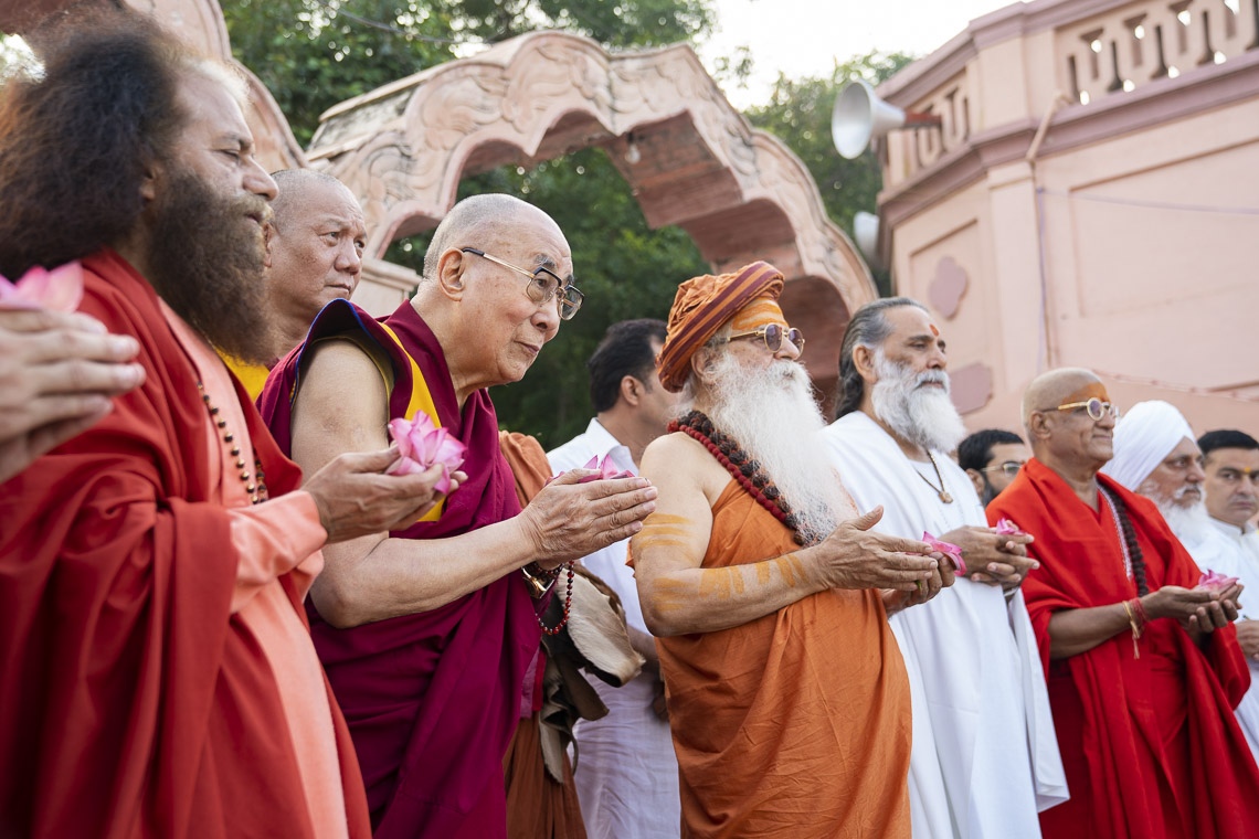 Su Santidad el Dalái Lama participando en un ritual de aarti a orillas del río Yamuna en Mathura, UP, India, el 23 de septiembre de 2019. Foto de Tenzin Choejor