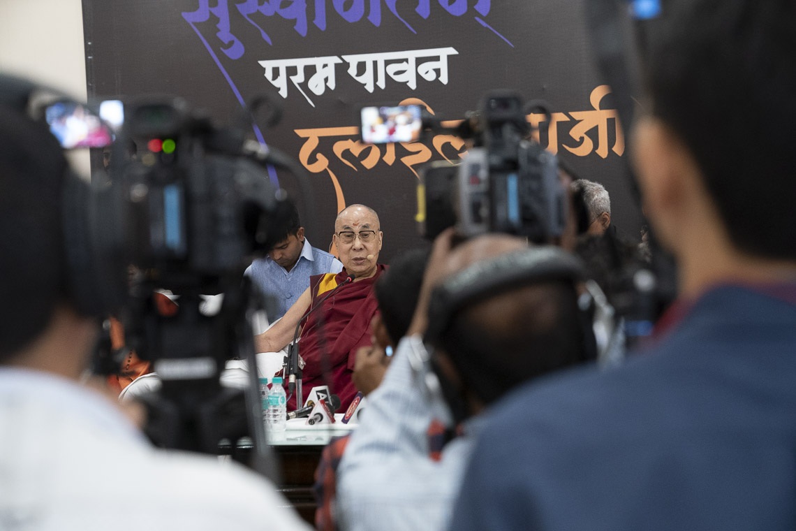 Su Santidad el Dalái Lama respondiendo a las preguntas de los periodistas en el auditorio del Sri Udasin Karshni Ashram en Mathura, UP, India, el 23 de septiembre de 2019. Foto de Tenzin Choejor