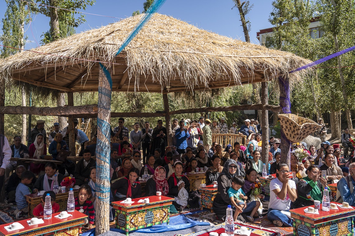 Miembros de la reunión escuchando a Su Santidad el Dalái Lama hablar en la ceremonia de inauguración del parque en Juma Bagh en Leh, Ladakh, J&K, India el 3 de agosto de 2018. Foto de Tenzin Choejor