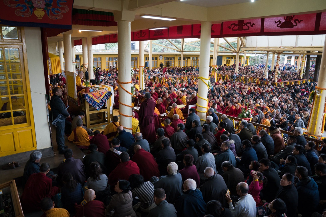 Su Santidad el Dalái Lama dirigiéndose a la multitud en el patio del Templo Principal Tibetano en Dharamsala, HP, India el 2 de marzo de 2018. Foto de Tenzin Choejor