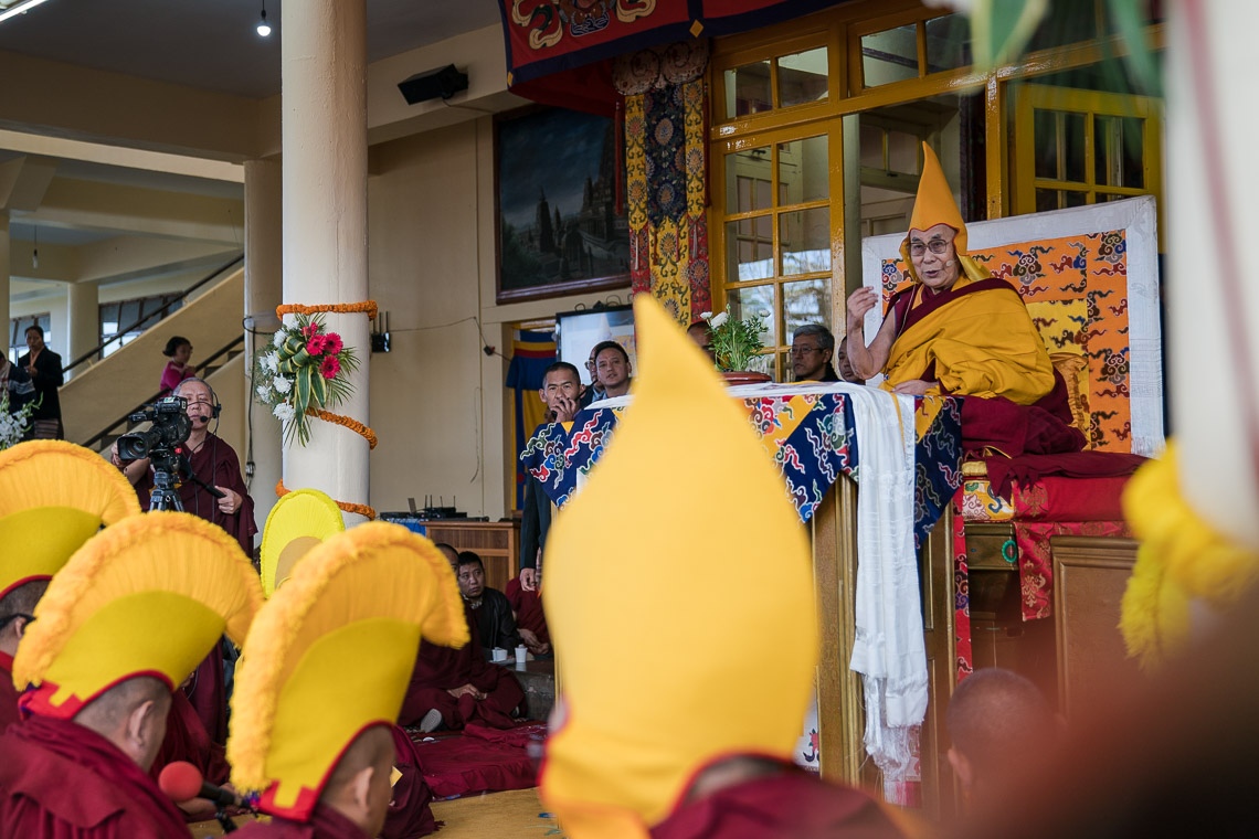 Su Santidad el Dalái Lama se une a las oraciones de clausura al concluir sus enseñanzas en el Día de los Milagros en el patio del Templo Principal Tibetano en Dharamsala, HP, India, el 2 de marzo de 2018. Foto de Tenzin Choejor