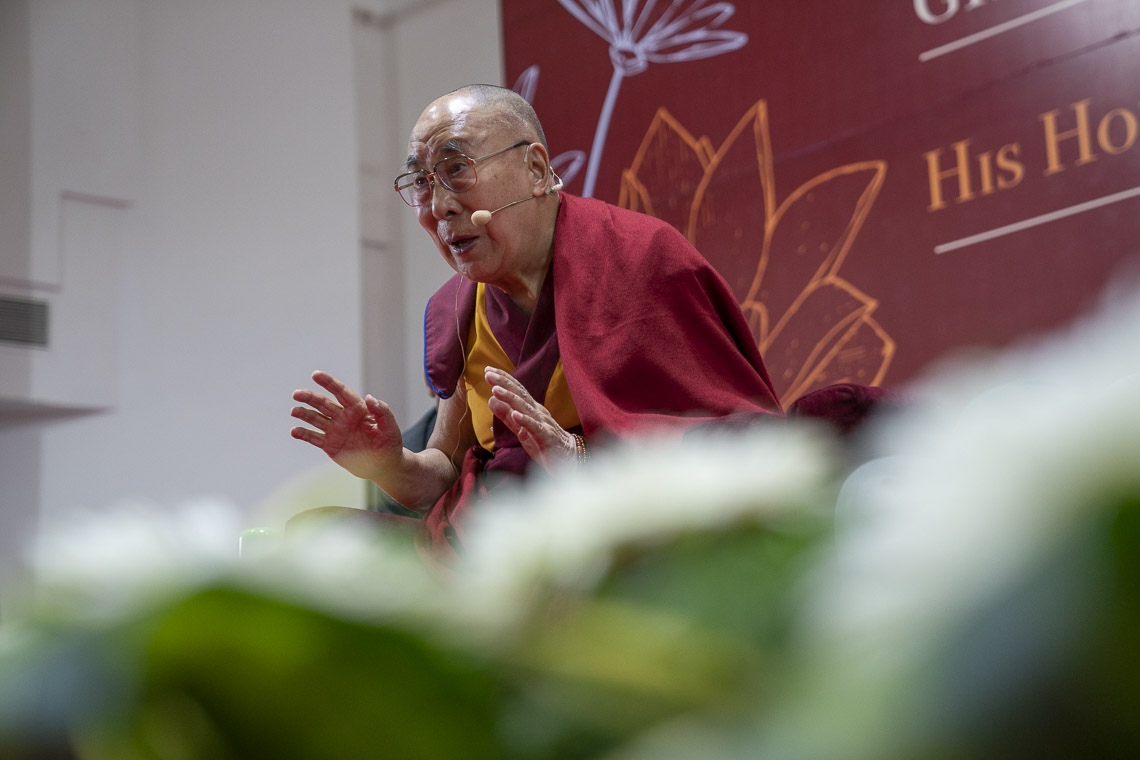 Su Santidad el Dalái Lama respondiendo a una pregunta de la audiencia durante su charla en el Instituto de Gestión de Goa en Bambolim, Goa, India, el 8 de agosto de 2018. Foto de Tenzin Choejor
