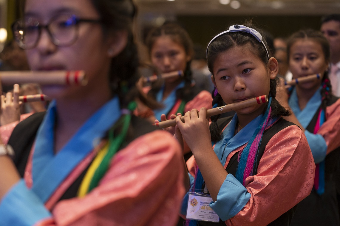 Estudiantes tocando los himnos nacionales indio y tibetano para abrir el programa Gracias Karnataka en Bengaluru, Karnataka, India el 10 de agosto de 2018. Foto de Tenzin Choejor