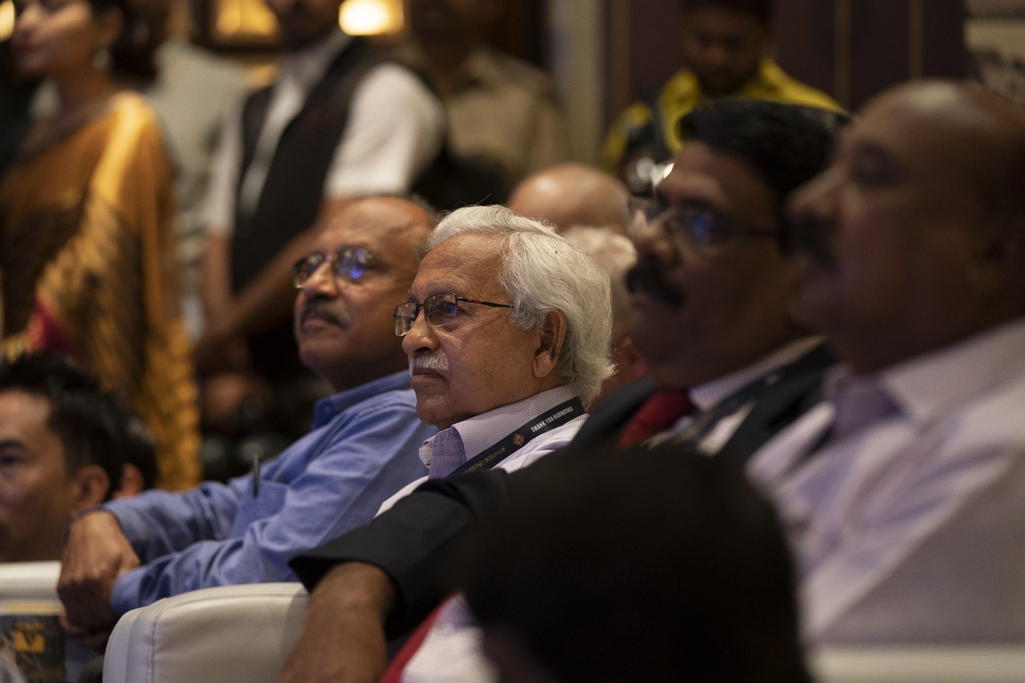 Miembros de la audiencia escuchando a Su Santidad el Dalái Lama hablar en el programa Gracias Karnataka en Bengaluru, Karnataka, India el 10 de agosto de 2018. Foto de Tenzin Choejor