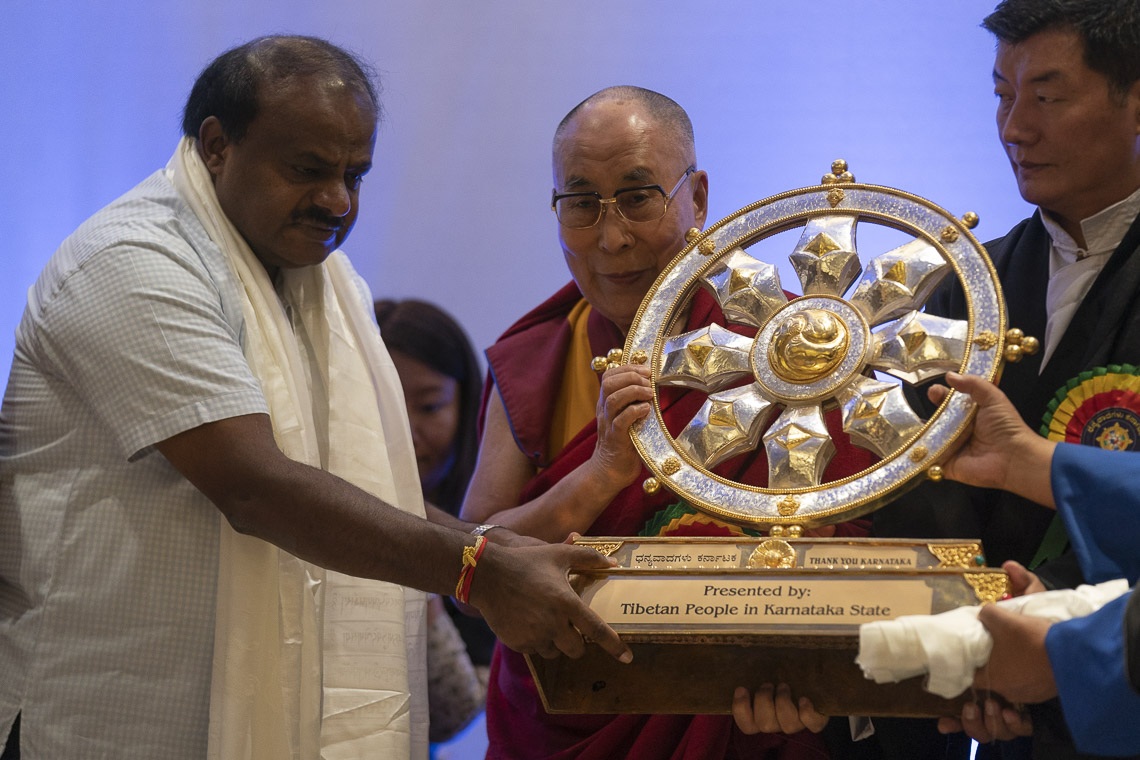 Su Santidad el Dalái Lama entregando una Rueda del Dharma al Ministro Principal de Karnataka, HD Kumaraswamy, en agradecimiento al público de Karnataka durante el programa Gracias Karnataka en Bengaluru, Karnataka, India, el 10 de agosto de 2018. Foto de Tenzin Choejor