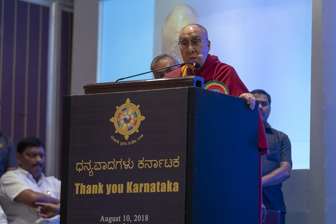 Su Santidad el Dalái Lama dirigiéndose a la audiencia en el programa de Agradecimiento a Karnataka en Bengaluru, Karnataka, India, el 10 de agosto de 2018. Foto de Tenzin Choejor