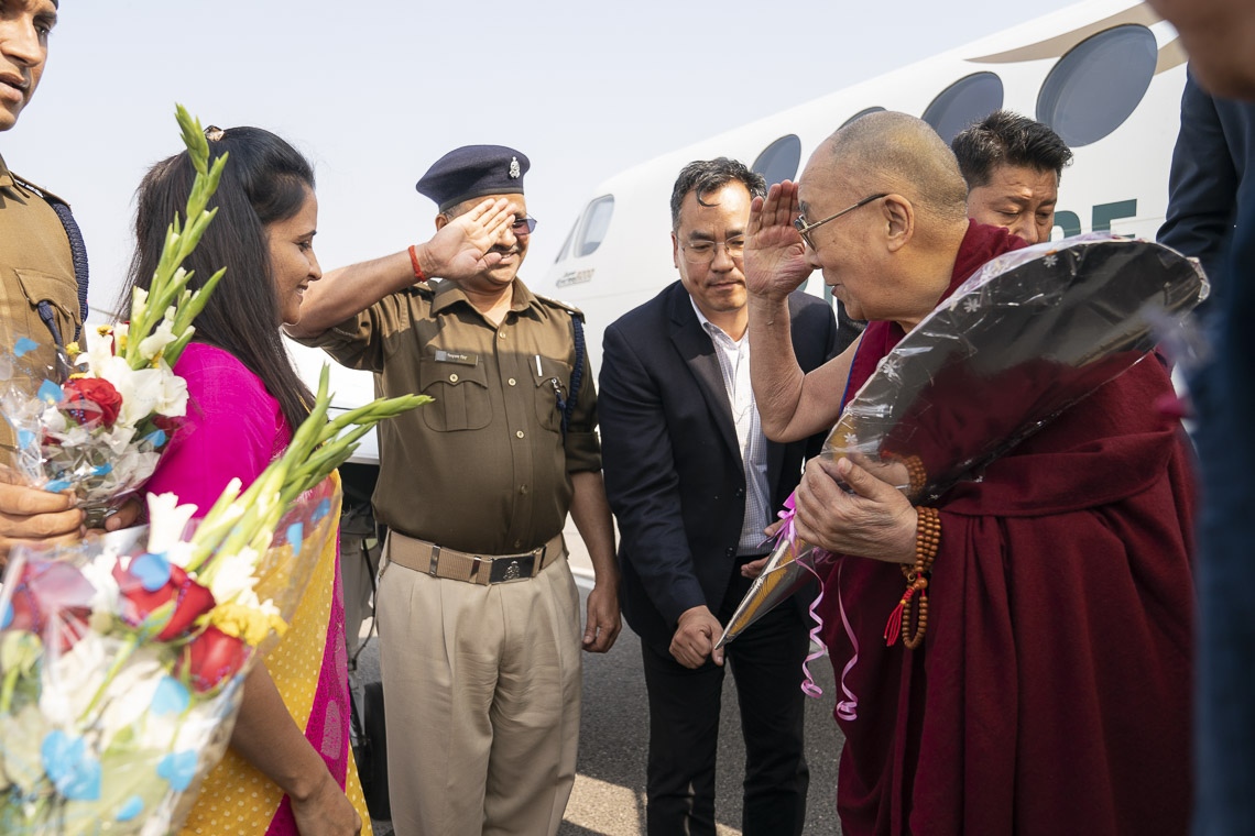 Su Santidad el Dalái Lama llegando al aeropuerto de Farrukhabad cerca de Sankisa, UP, India el 2 de diciembre de 2018. Foto de Tenzin Choejor