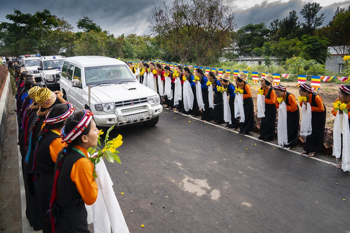 La caravana de Su Santidad el Dalái Lama llega al Instituto de Educación Superior del Dalái Lama en Sheshagrihalli, Karnataka, India, el 13 de agosto de 2018. Foto de Tenzin Choejor