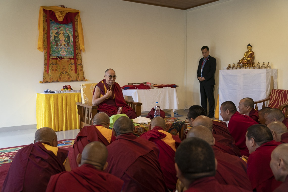Su Santidad el Dalái Lama hablando con los Gueshes que estudian en el Instituto de Educación Superior del Dalái Lama en Sheshagrihalli, Karnataka, India, el 13 de agosto de 2018. Foto de Tenzin Choejor