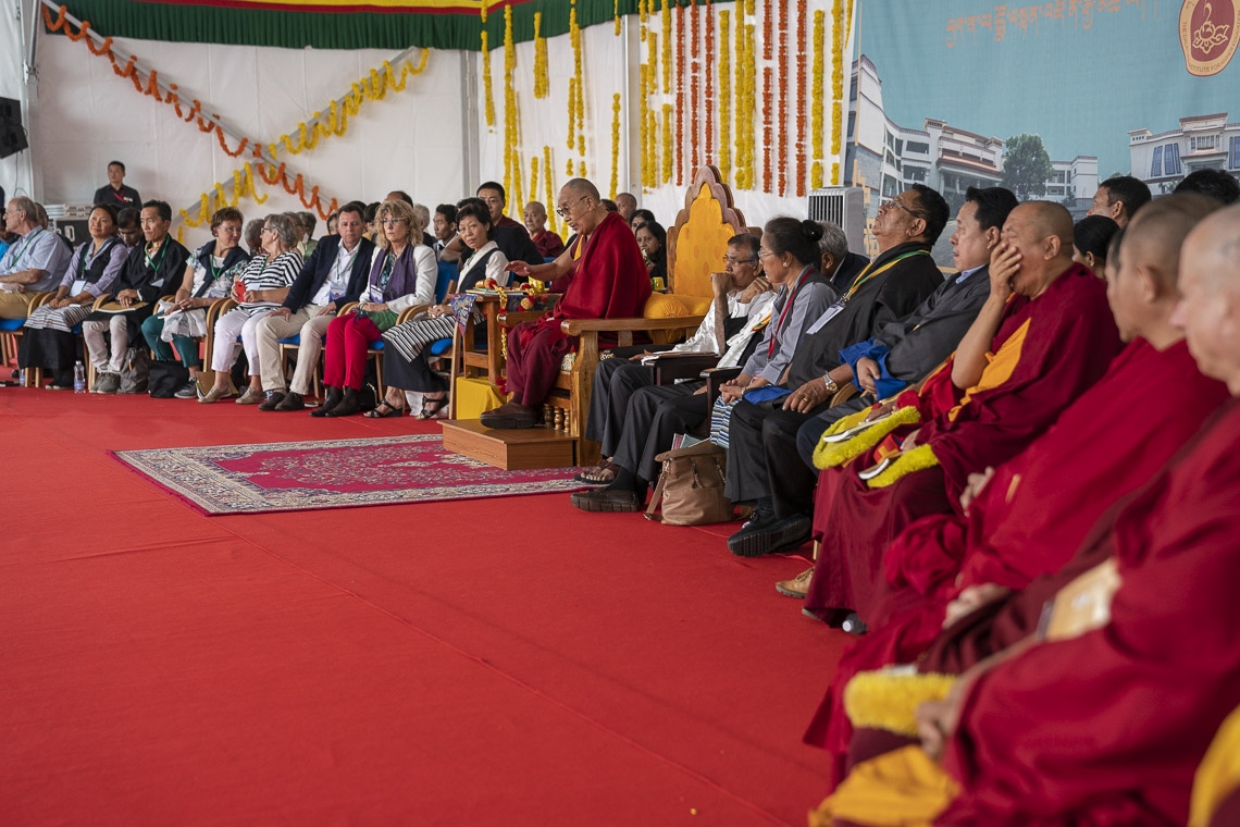 Su Santidad el Dalái Lama hablando en el Instituto de Educación Superior Dalái Lama en Sheshagrihalli, Karnataka, India el 13 de agosto de 2018. Foto de Tenzin Choejor