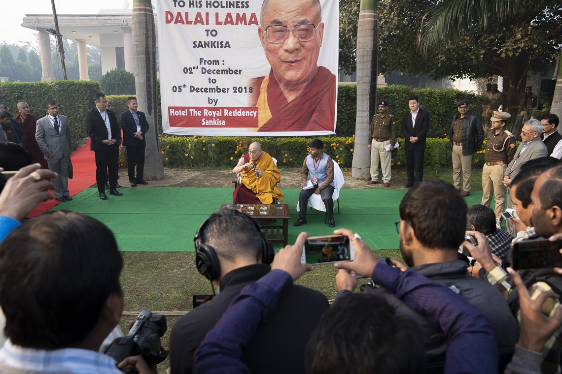 Su Santidad el Dalái Lama se reunió con miembros de los medios de comunicación locales en el césped de su hotel en Sankisa, UP, India, el 4 de diciembre de 2018. Foto de Lobsang Tsering