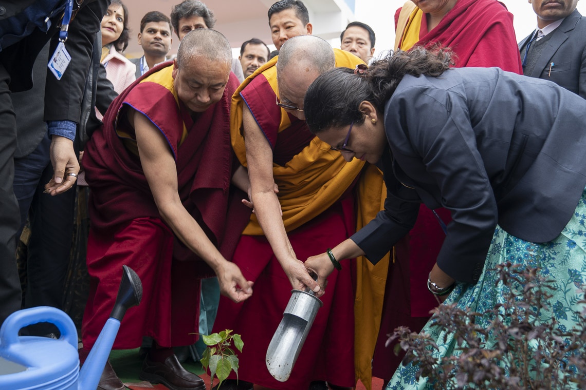 Su Santidad el Dalái Lama plantando un árbol para conmemorar su visita al Instituto Indio de Gestión (IIM) en el campus de la Universidad de Magadh en Bodhgaya, Bihar, India, el 14 de enero de 2020. Foto de Lobsang Tsering